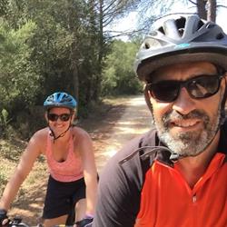 Away from the Crowds / Senderos y Pueblos, La Losa