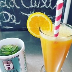 La Casa Abajo Sport & Coffee, Frontera
