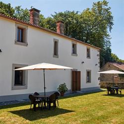 Escola de Bieite. Apartamentos rurales., Boimorto