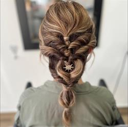 Abril Peluqueria, Arce