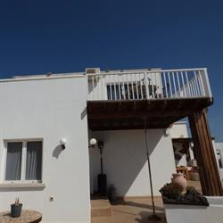Casa Nira, Tías