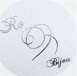 Ro Bijou, Roses
